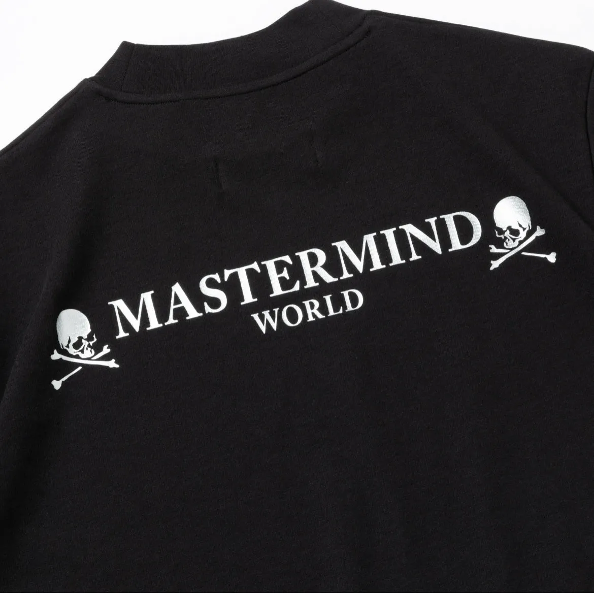 NEW ERA GOLF × MASTERMIND WORLD MOCKNECK TEE
